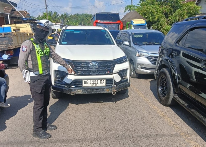 Nekat Serobot Antrean di Perlintasan KA, Polisi Paksa Mundur Mobil Pemudik