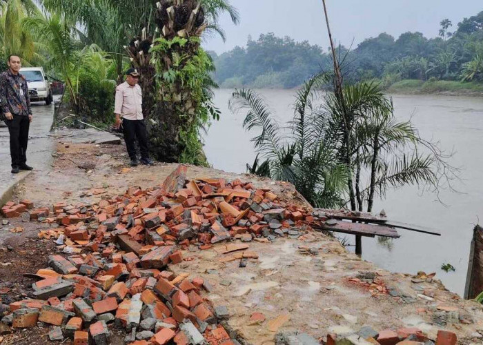 Rumah dan Garasi Amblas ke Sungai Lematang