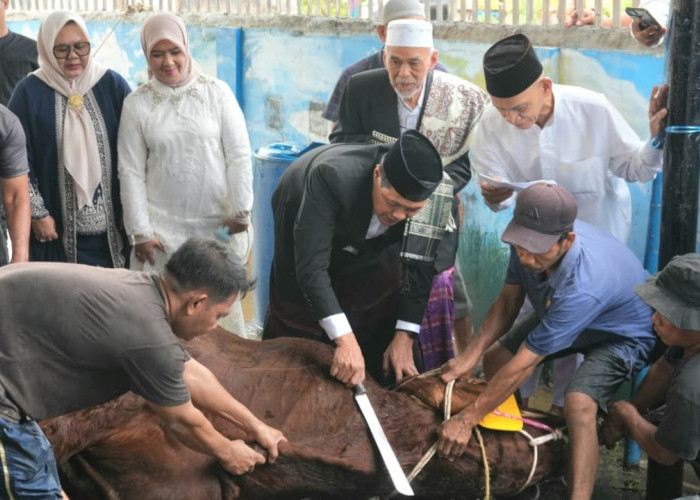 Edison dan Wabup Sumarni Tunaikan Salat Iduladha di Masjid Agung Muara Enim