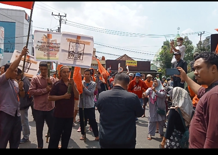Lanjutkan Orasi, Massa Tuntut Bebaskan Heryanto Tanpa Syarat