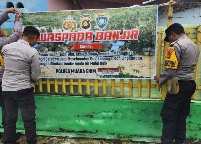 Pasang Spanduk Waspada Banjir