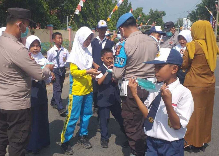 Tingkatkan Kesadaran Kesehatan, Bagikan Masker Untuk Pelajar dan Pengendara