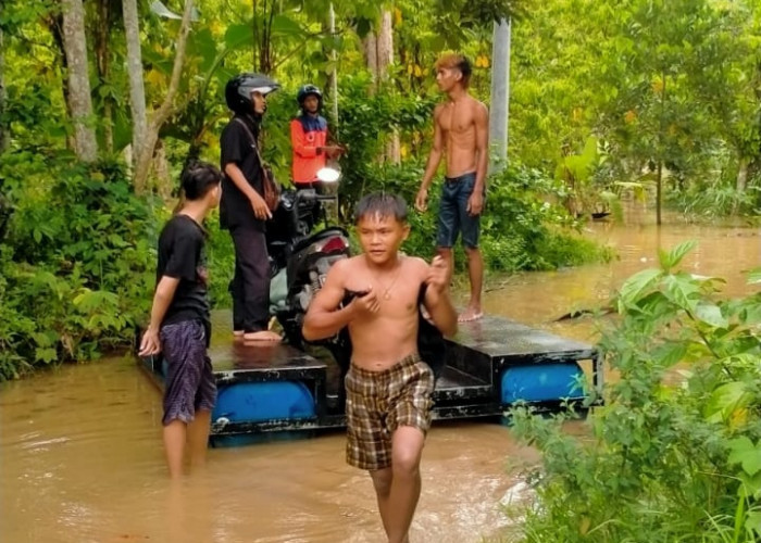 Warga Desa Tanjung Kemala Beraktivitas Pakai Perahu Tongkang