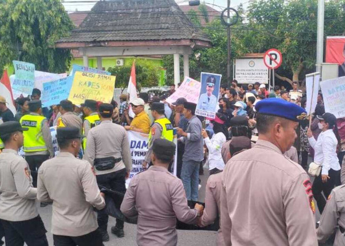 Ratusan Warga Pematang Panggang  OKI Minta Pengadilan Bebaskan Kadesnya yang Tersandung Kasus Ijazah Palsu