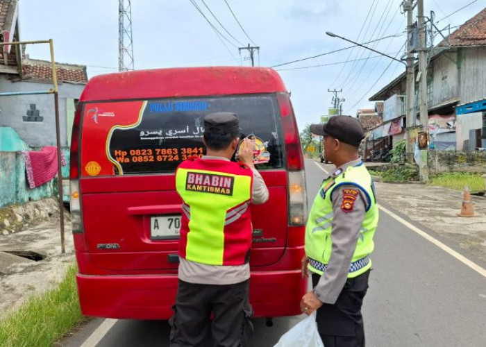 Polres OKU Tempel Stiker Bantuan Polisi di Kendaraan Umum