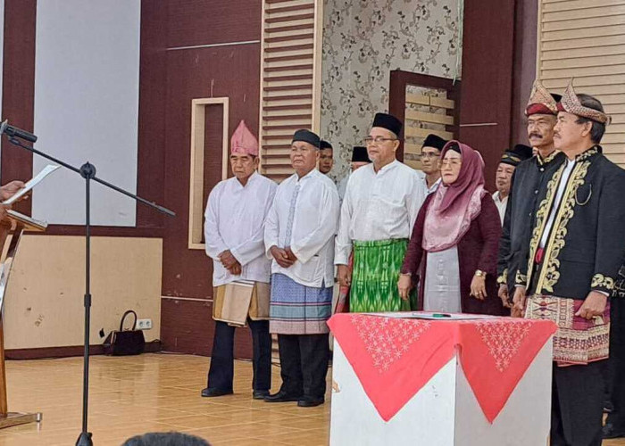 Lantik Pengurus Lembaga Adat Prabumulih, Cak Arlan Tekankan Penyelesaian Konflik Secara Adat