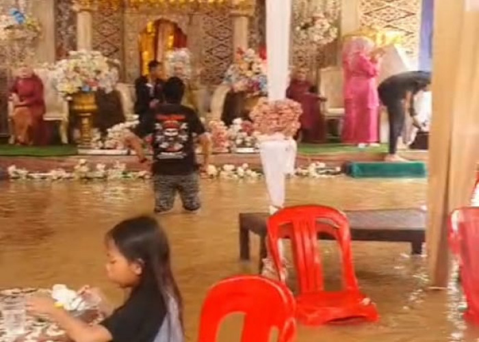 Keberanian dan Kekuatan di Tengah Musibah: Warga Sumsel Rayakan Pesta Pernikahan Meski Diterjang Banjir