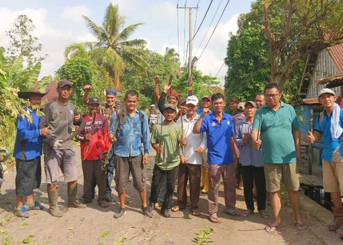 Ganggu Akses Jalan, Pemerintah Desa Pedamaran 1 Turunkan Pasukan Berantas Gulma