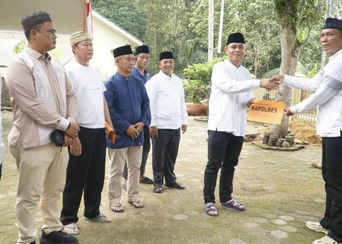 Sembelih 11 Hewan Kurban di Idul Adha 1446 H, Polres Prabumulih Bagikan 673 Paket Daging ke Warga