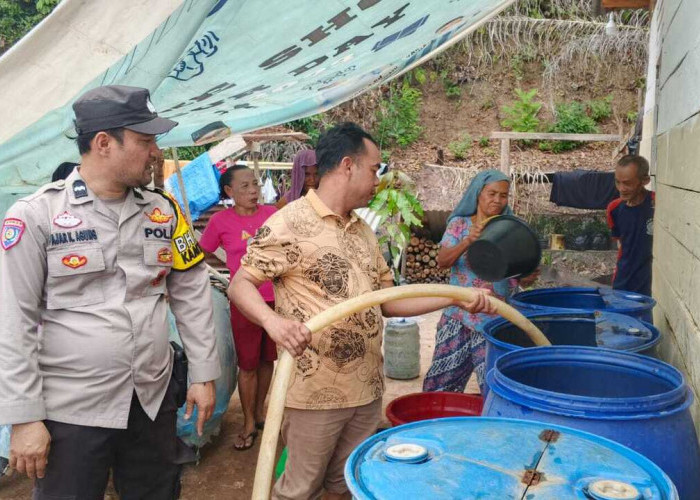 Polda Sumsel Salurkan 4.000 Liter Air Bersih untuk 75 KK di Sekayu