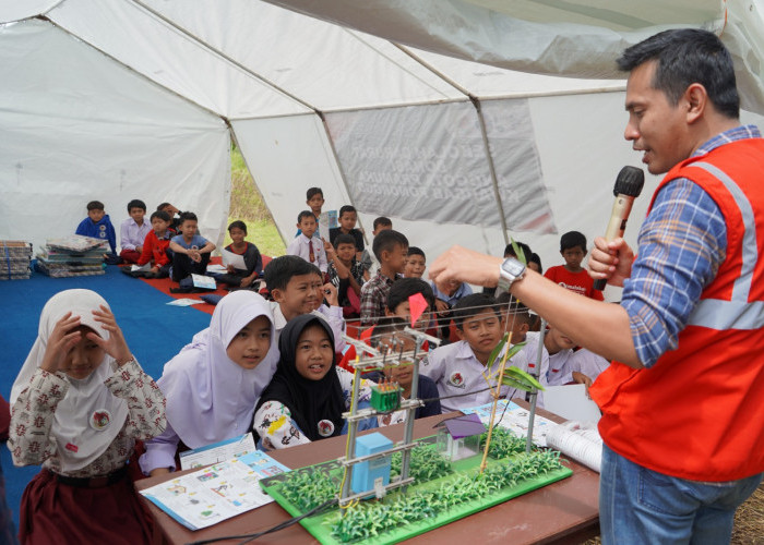 Berbagi Kebahagiaan dengan Anak-anak Penyintas Gempa Cianjur, Pegawai PLN Mengajar di Sekolah Darurat