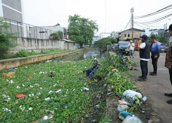 Kulkas Dibuang ke Sungai Bendung, Pemkot Palembang Ingatkan Warga soal Risiko Banjir