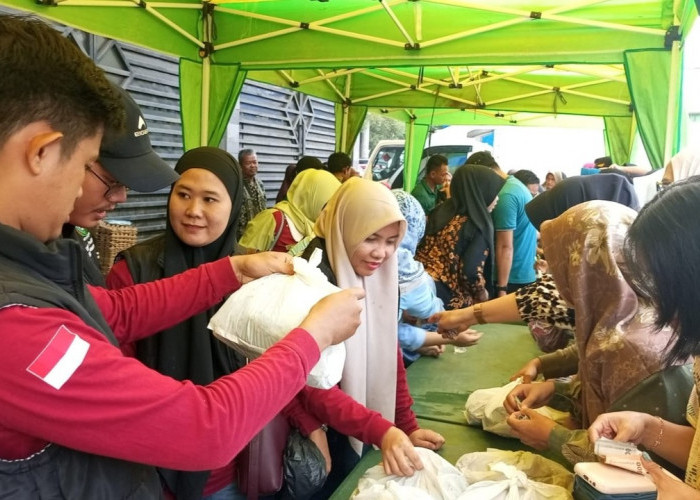 Warga Borong Beras dan Paket Sembako Murah