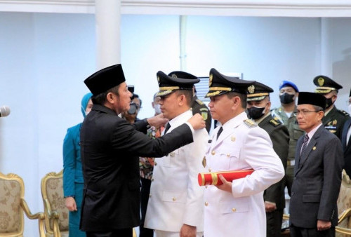 Gubernur Sumsel, H. Herman Deru melantik penjabat Bupati OKU dan Muaraenim di Griya Agung Palembang, Kamis (23/06)