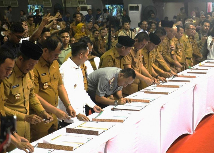 Penandatanganan Serentak Harmonisasi Raperkada tentang Koperasi Desa/Kelurahan Merah Putih oleh Kakanwil Kemen
