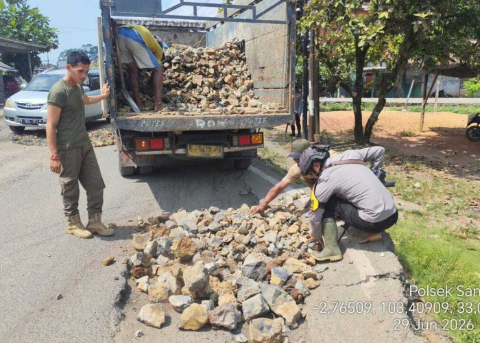 Jalan Sekayu–Lubuklinggau di Sanga Desa Ditimbun, Forkopimcam dan Perusahaan Gotong Royong Perbaiki Titik Berl