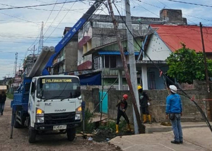Tiga Tiang PLN di Jalan Prof M Yamin Prabumulih Roboh Diterjang Angin, Listrik Warga Padam