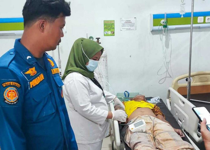 Kekurangan Oksigen, Damkar OI Evakuasi Penggali Sumur Yang Pingsan 