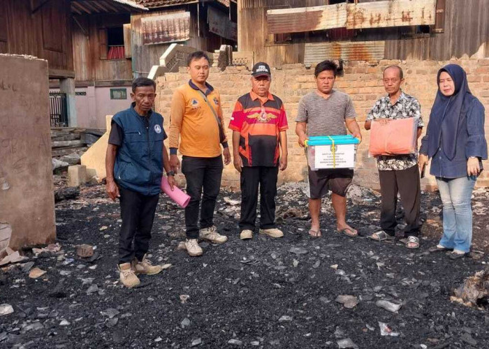 Peduli Korban Kebakaran Batukuning, Bupati OKU Gerak Cepat Berikan Bantuan