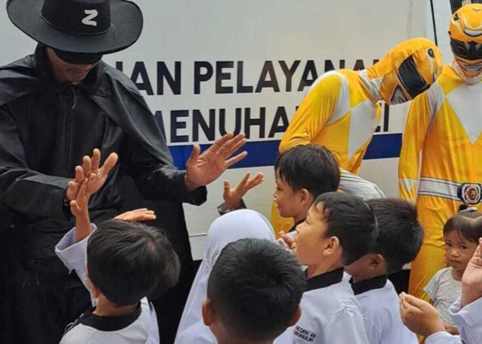 Kreatif! Petugas SPPG Prabumulih Timur Kenakan Kostum Power Ranger Bagikan MBG dan Sosialisasi Makan Bergizi