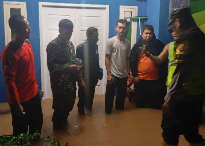 BPBD OKU Evakuasi Korban Banjir dengan Perahu Karet