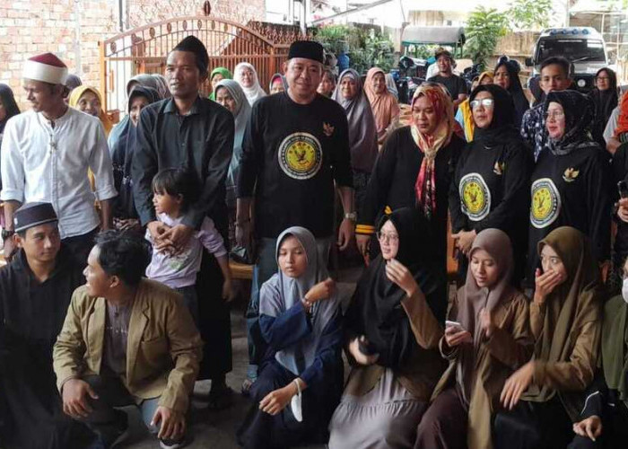 Bhakti Sosial: STIQ Al-Lathifiyyah Palembang dan Ketua RT 50 Sukawinatan Salurkan Paket Lebaran