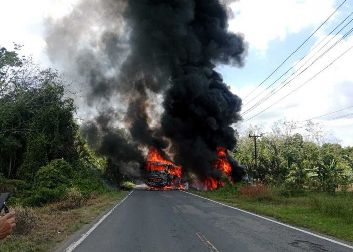 BUS ALS vs Truk Tangki BBM: Kendaraan Terbakar, Telan 6 korban Jiwa