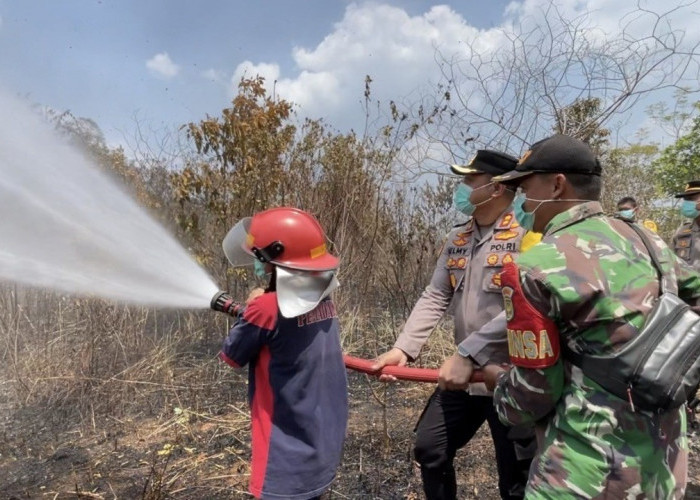 Kapolres OKU Turun Langsung Padamkan Karhutla, Tujuh Titik Rawan Jadi Perhatian