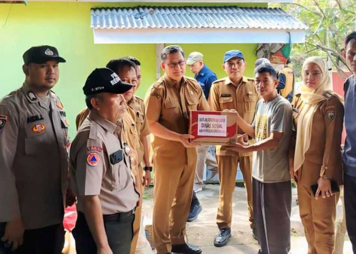 Pemkab OKU Salurkan Bantuan Sosial Untuk Korban Longsor