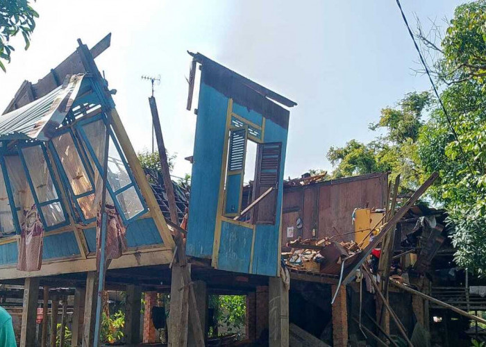 Satu Unit Rumah Panggung di Mangun Jaya Roboh : Ternyata Pernah Dibedah Rumah Tahun 2022