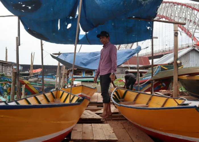 Dukung Nelayan Palembang, PT Bukit Asam Serahkan 10 Perahu untuk Tangkap Ikan Lebih Optimal