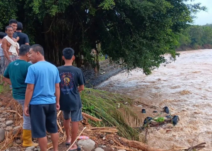 Dua Mobil Hanyut Terseret Banjir Bandang di OKU