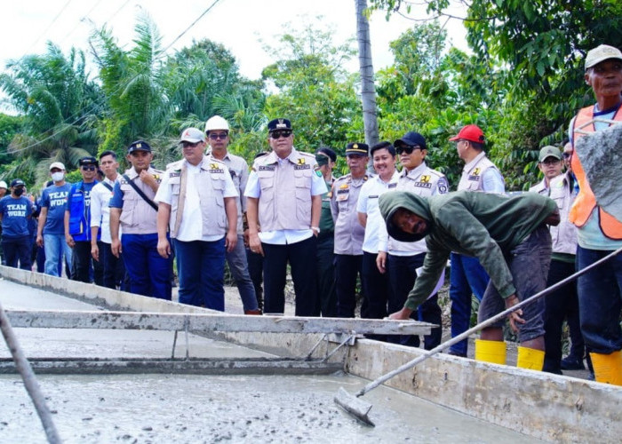 Jalan Kabupaten Muba diperbaiki, Penantian Panjang Warga Berakhir Senyum Bahagia