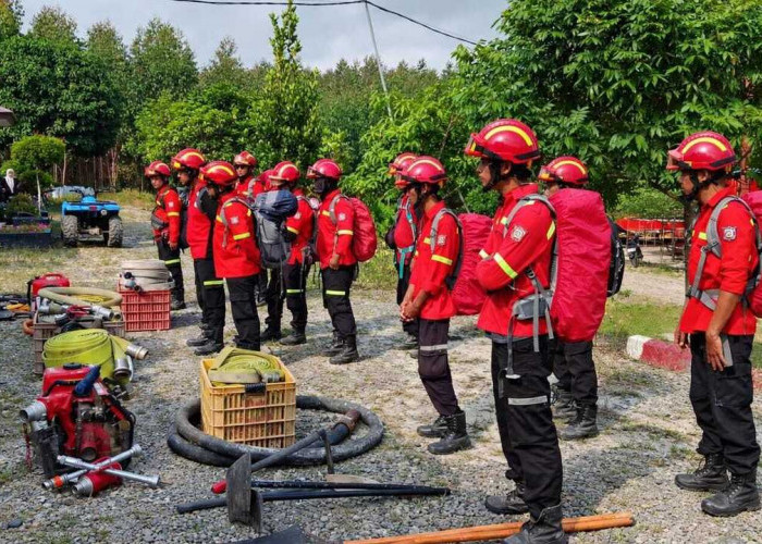 Kolaborasi Tim Gabungan Terus Lakukan Pemadaman Karhutla di Muara Medak