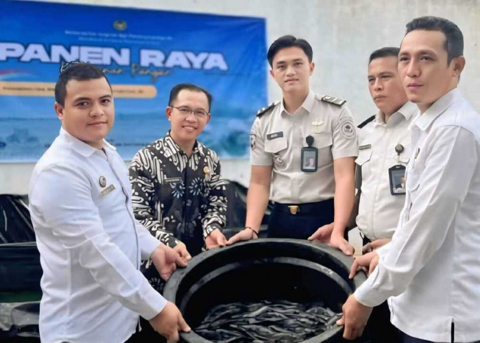 Rutan Baturaja Panen Ikan Lele di Kolam Budi Daya