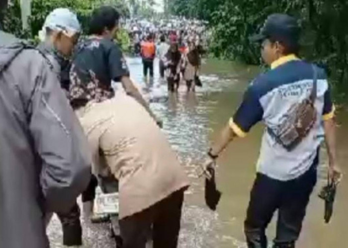 Ribuan Siswa Terkepung Banjir Kendaraan Bermotor Ditinggal Di Sekolah