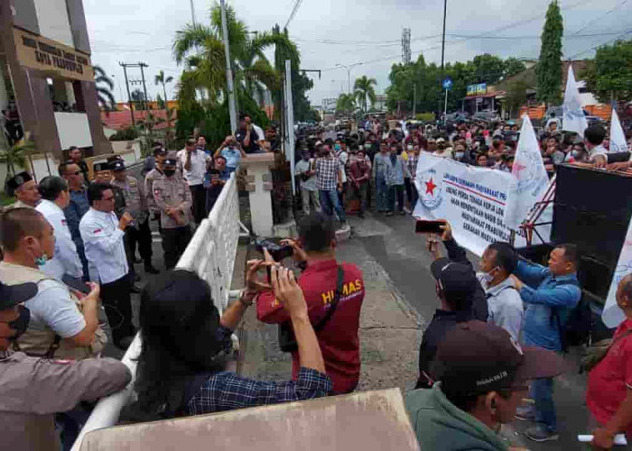 DPRD Prabumilih Digoyang Aksi Unjuk Rasa, Ini Tuntutan Massa...