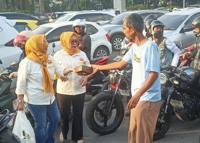 Pengurus POBSI Suumsel Bagikan Takjil Untuk Perkuat Silaturahmi Antara Komunitas Olahraga dan Masyarakat