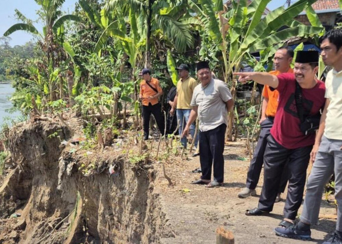 Tinjau Lokasi Longsor Desa Ulak Bandung, Siapkan Excavator