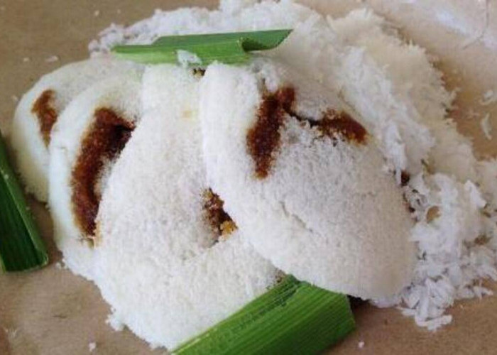 Putu Piring, Jajanan Tradisional yang Bertahan di Tengah Gempuran Kuliner Modern