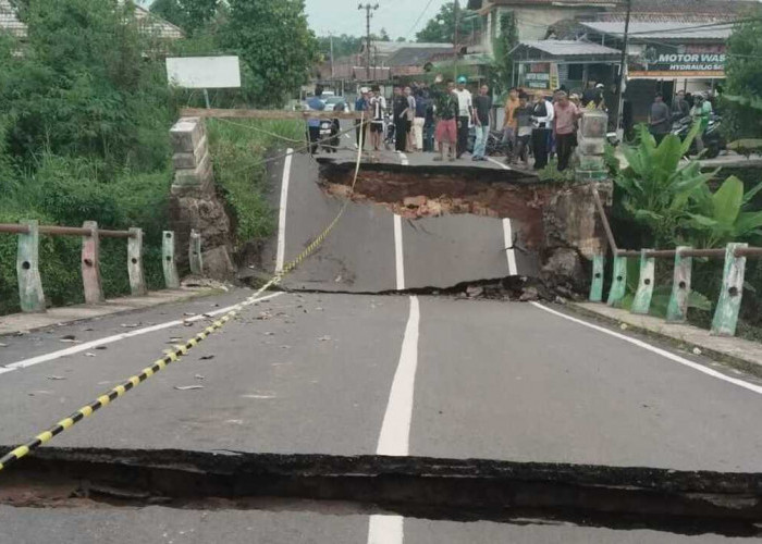 Detik-Detik Jembatan Muara Dua Roboh, Bhabinkamtibmas Terperosok Saat Cek Kondisi Sungai