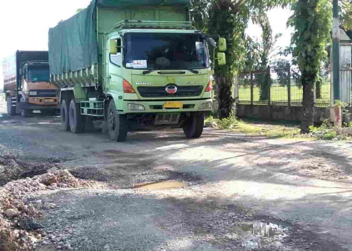 Warga Keluhkan Jalan Rusak Akibat Aktivitas Pembangunan Proyek Tol Indra-Prabu