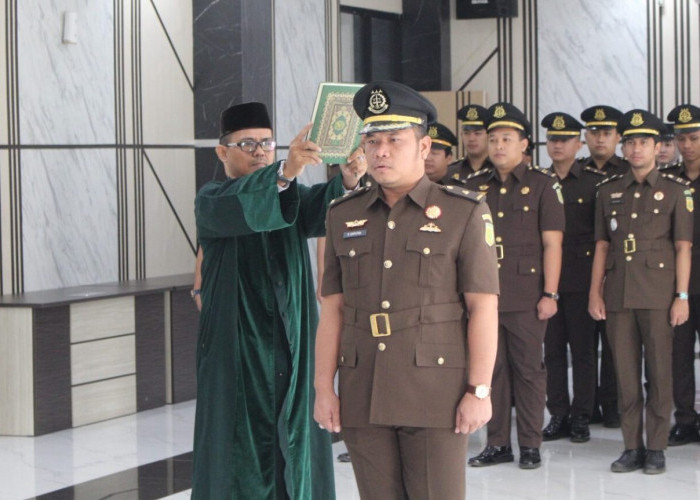 Kajari OKU Lantik Kasi Intelijen Baru dan 17 PNS