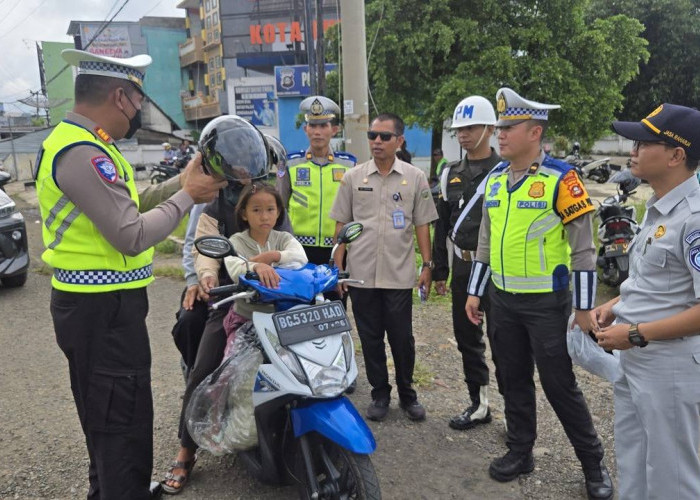 Helm Dibagikan untuk Pengendara