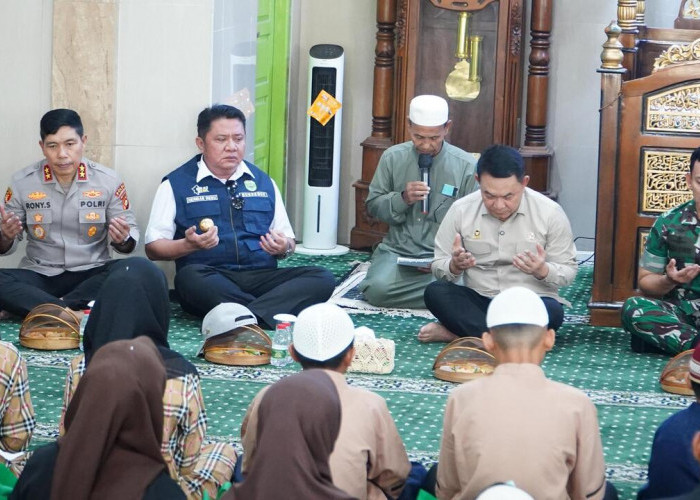 Di Tengah Penanganan Karhutla, Herman Deru dan Menko Polkam Dudung Santuni Anak Yatim Piatu