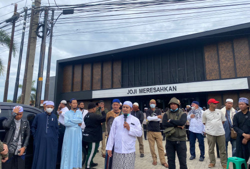 Massa menyampaikan orasi meminta Holywings Palembang ditutup, Rabu (19/06)