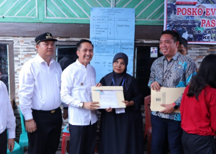Pj Walikota Palembang Ratu Dewa Salurkan Bantuan dan Ganti Dokumen Kependudukan di Lokasi Kebakaran 7 Ulu