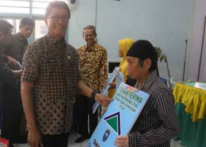 PU Perkim Serahkan Bantuan RTLH di Kecamatan Baturaja Barat
