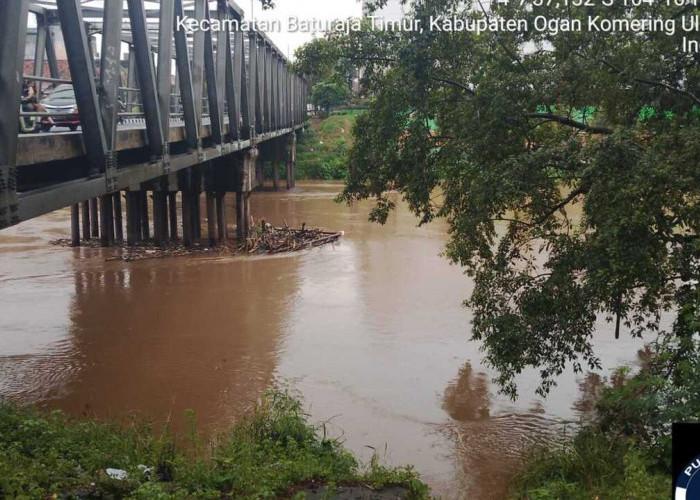 Debit Sungai Ogan di Level Waspada