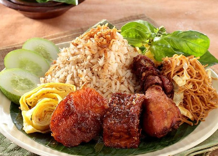 Nasi Ulam, Warisan Kuliner Nusantara yang Tetap Bertahan di Tengah Modernisasi